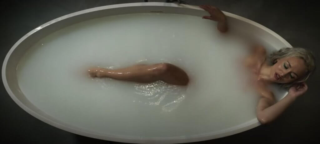 woman in bathtub movie scene
